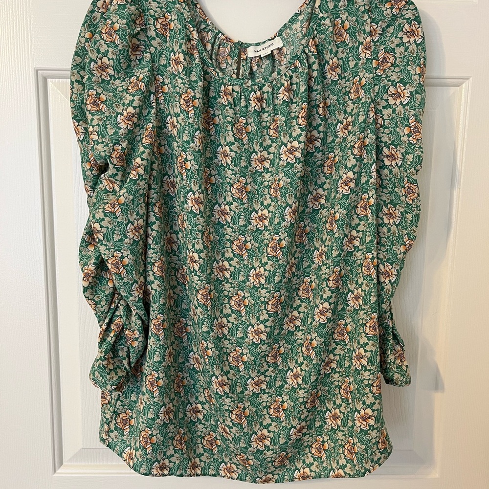 MAX STUDIO Ruched 3/4 sleeve blouse. Size L